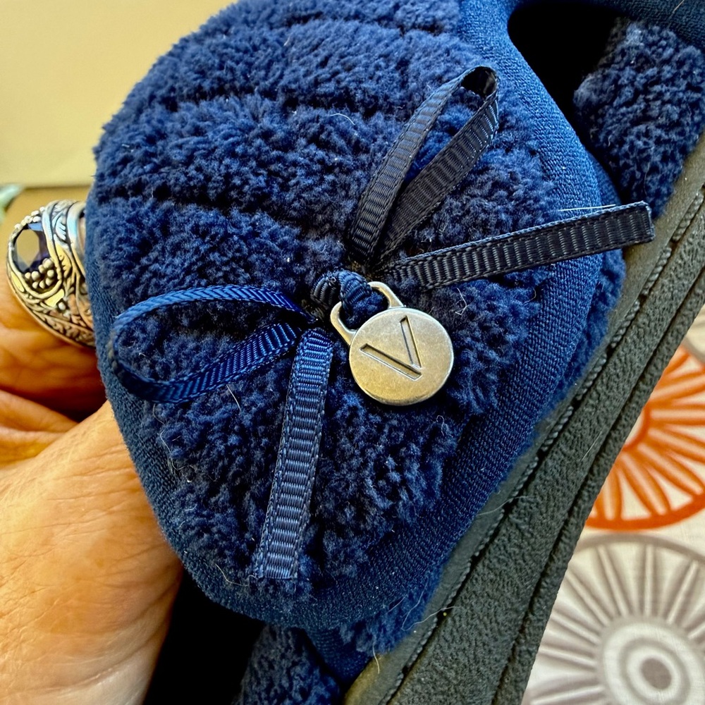 VIONIC  Cozy Navy Blue Quilted Slippers - Picture 5 of 12